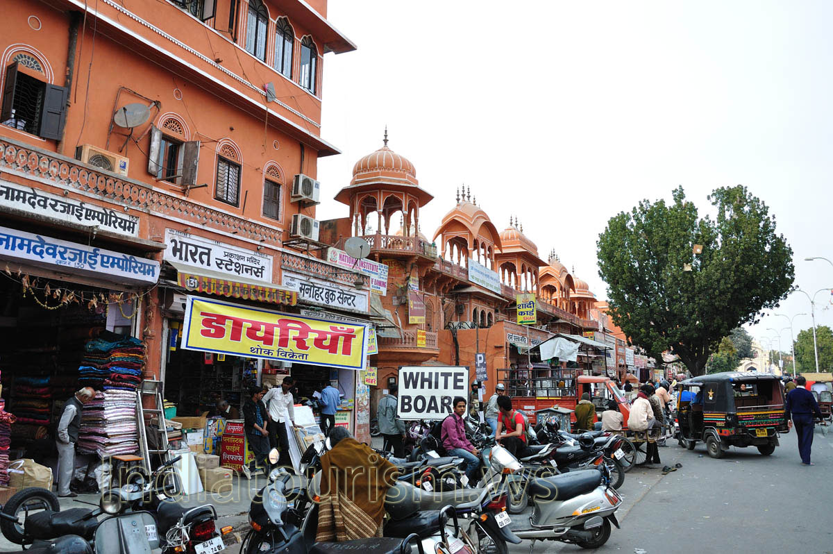 Chaura Rasta street goes to the south from Tripolia Gate. This street has a lot of beautiful buildings.