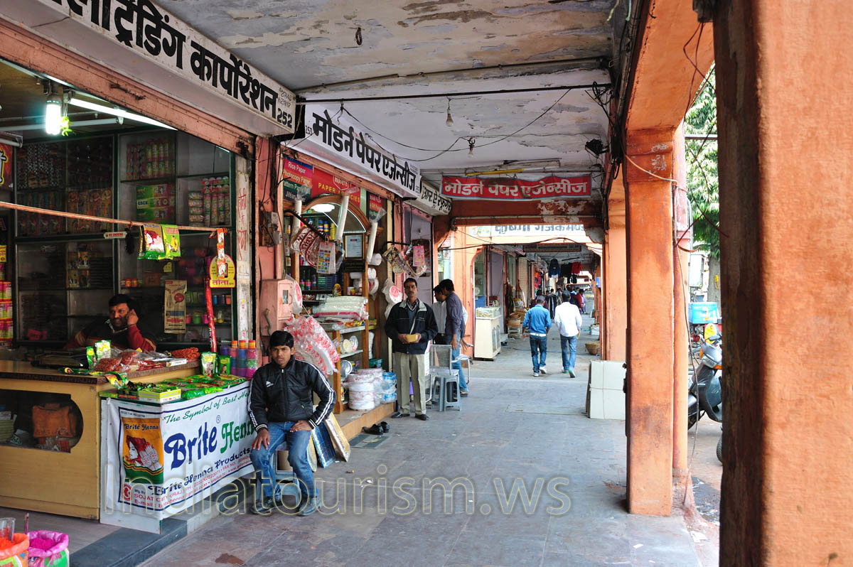 Tripolia bazaar: trading places with numbers 252 and 253