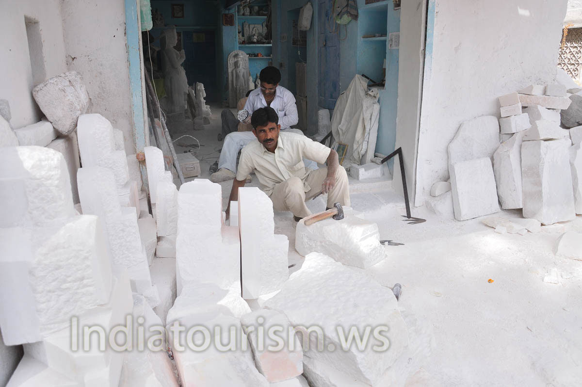 Khazane Walon Ka Rasta: marble statue makers