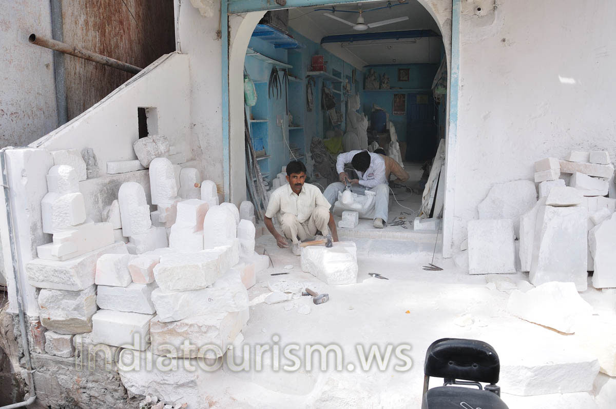 Khazane Walon Ka Rasta: the street has a lot of marble carvers