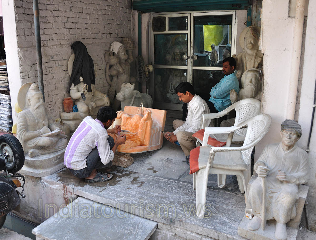 Khazane Walon Ka Rasta: marble carvers at work