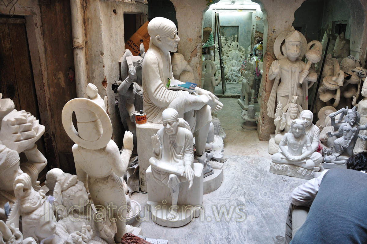Khazane Walon Ka Rasta: marble statues