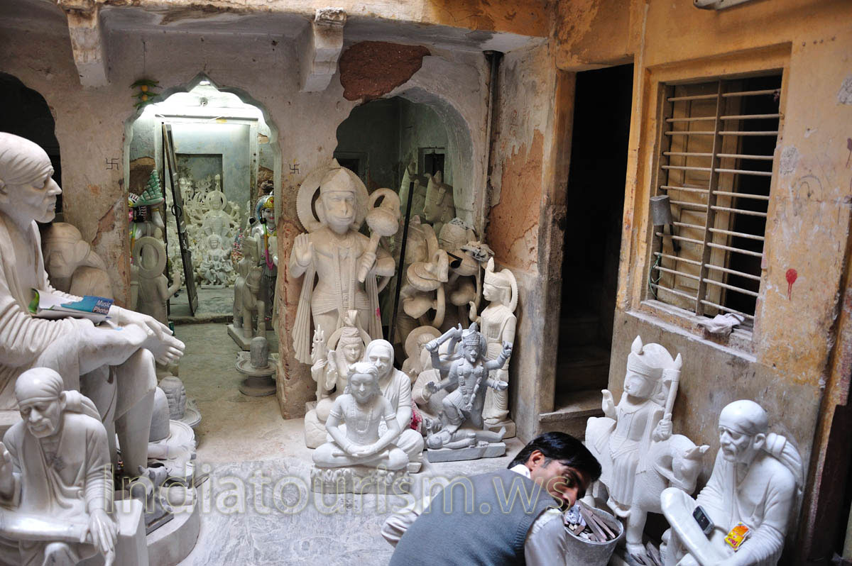 Khazane Walon Ka Rasta: marble statues are in storage