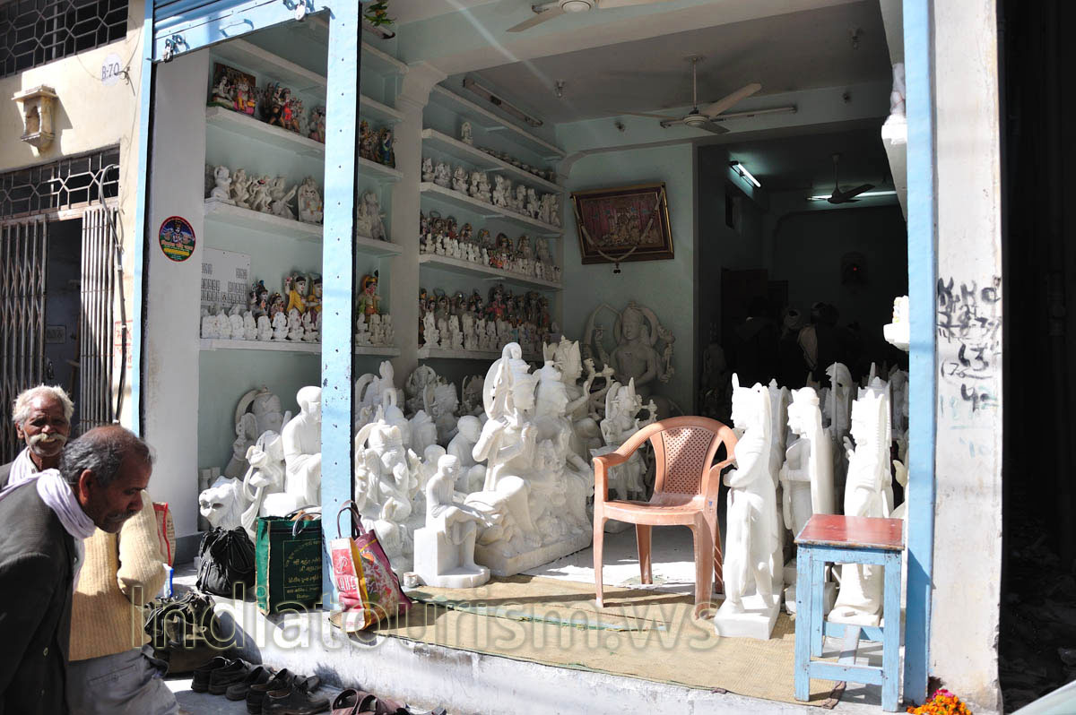 Khazane Walon Ka Rasta: marble statues shop