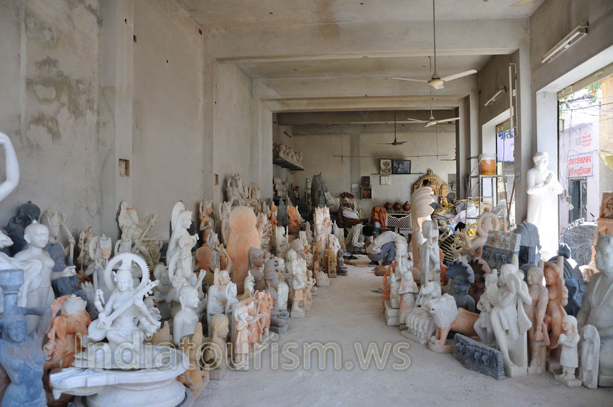Khazane Walon Ka Rasta: blue, white and apricot colour statues