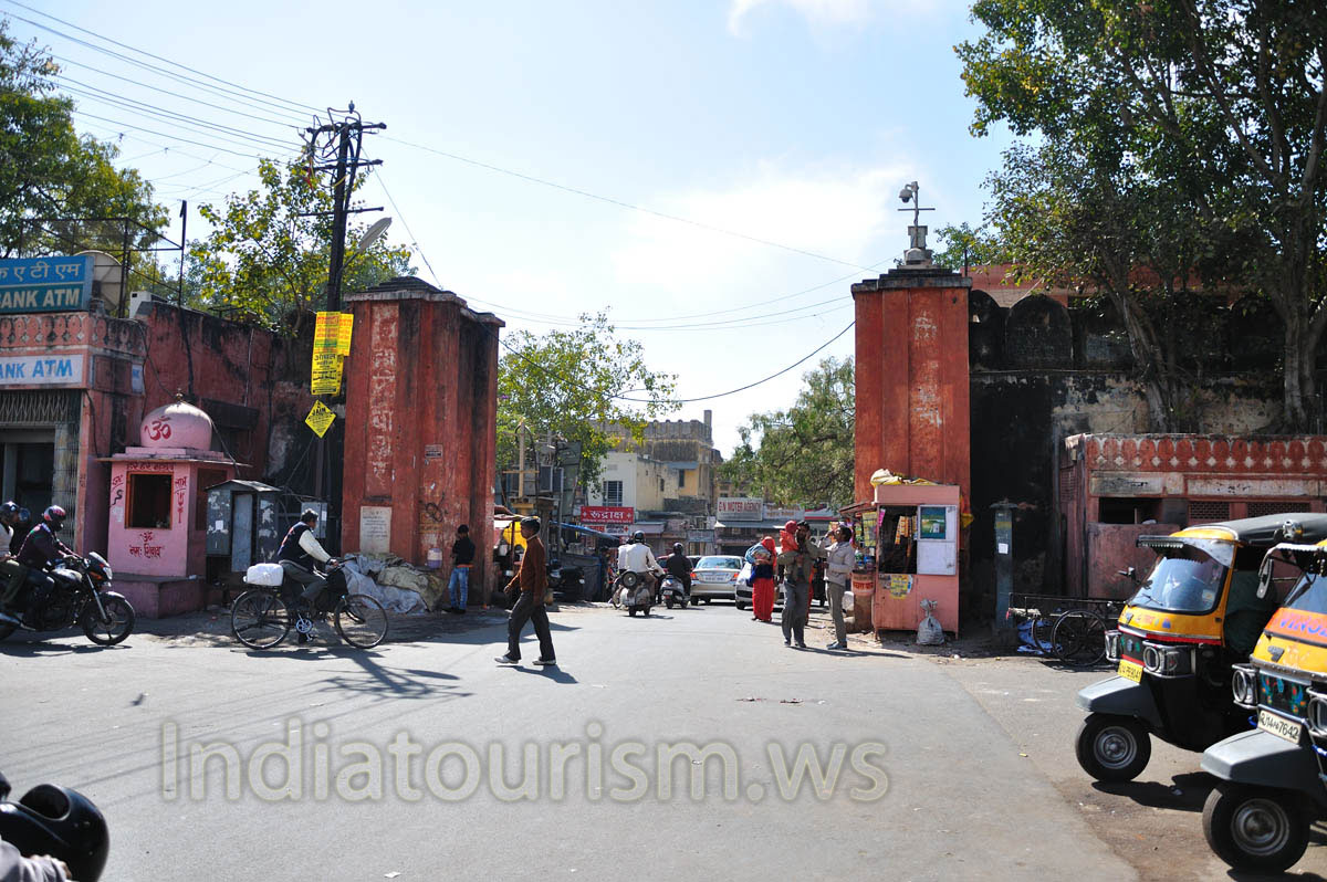 The gate from Khajane Walon Ka Rasta to Indira Bazar Road