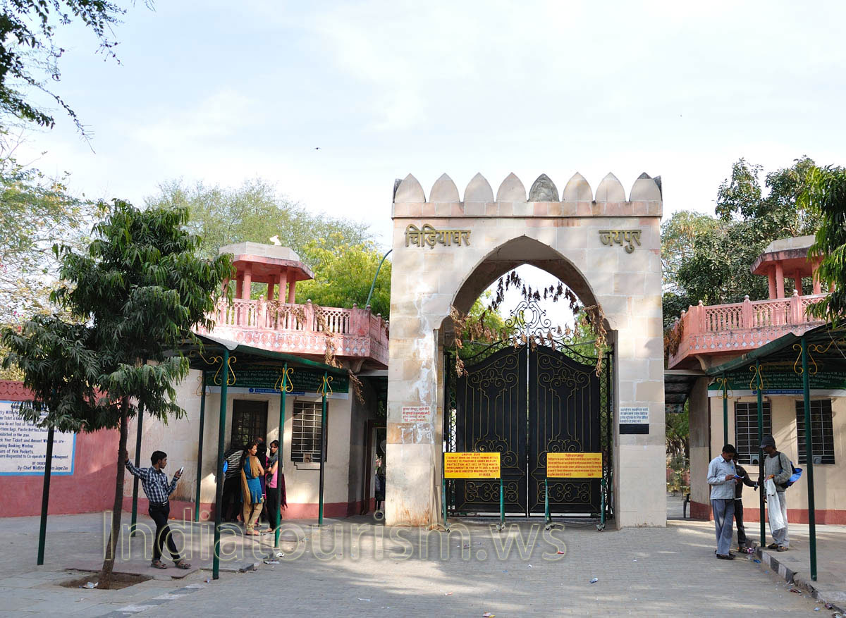 The entrance to the zoo