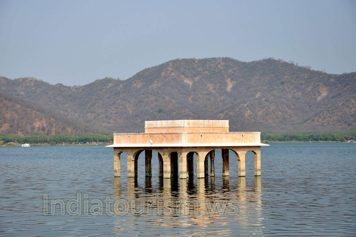 Aravalli hills are located in the background