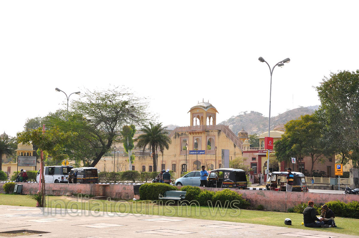The historical buildings adorn the Jal Mahal seafront