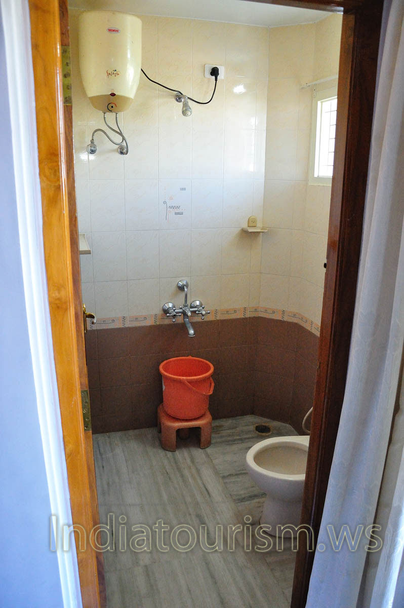 shower and toilet in the double room of hotel sivamurugan
