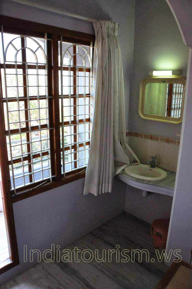 additional wash-stand near the balcony in double room of hotel sivamurugan