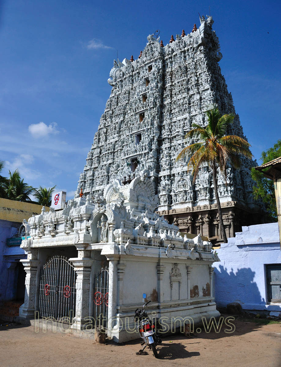The representation of the three central gods of Hinduism in one Linga makes it one of the unique temple in India