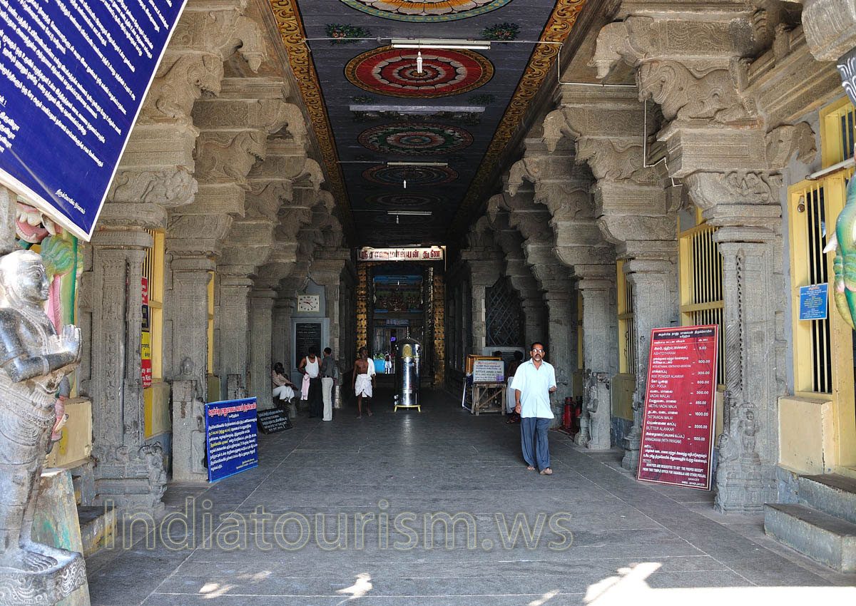 entrance to Thanumalayan temple