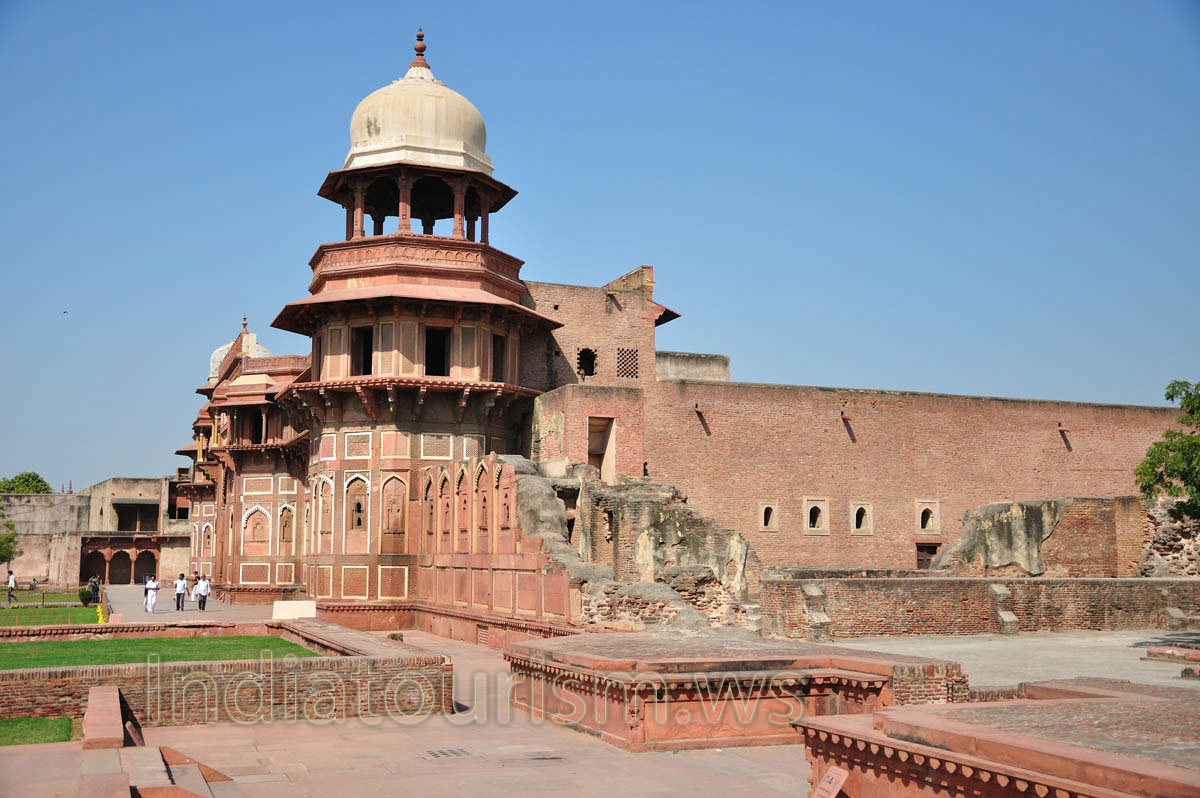 side view of the Jahangiri Mahal