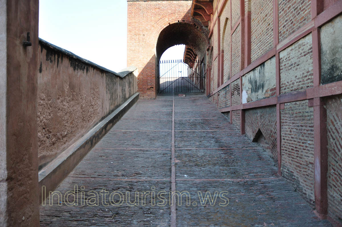 Approach to the Akbari Mahal