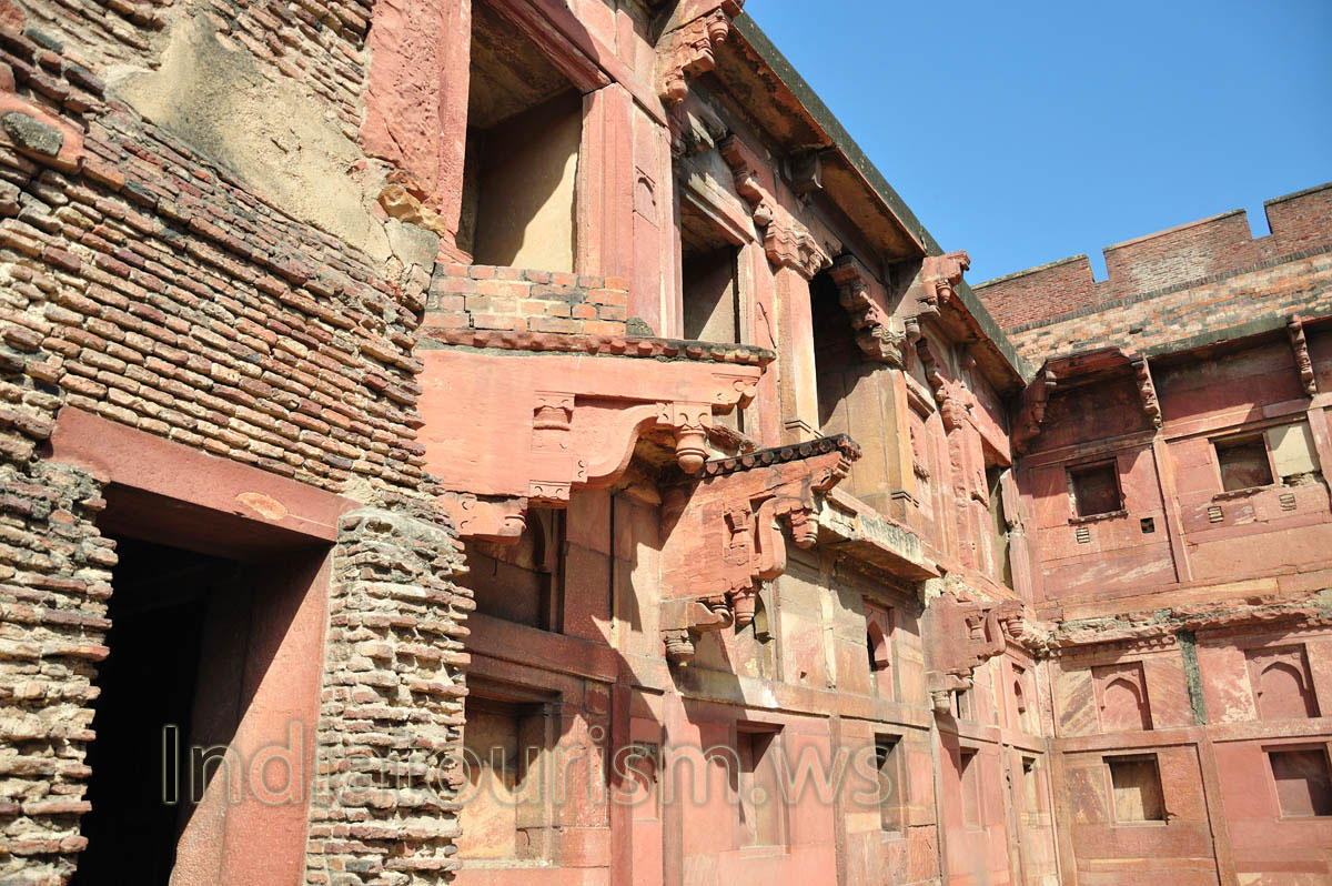 remains of the Akbari Mahal