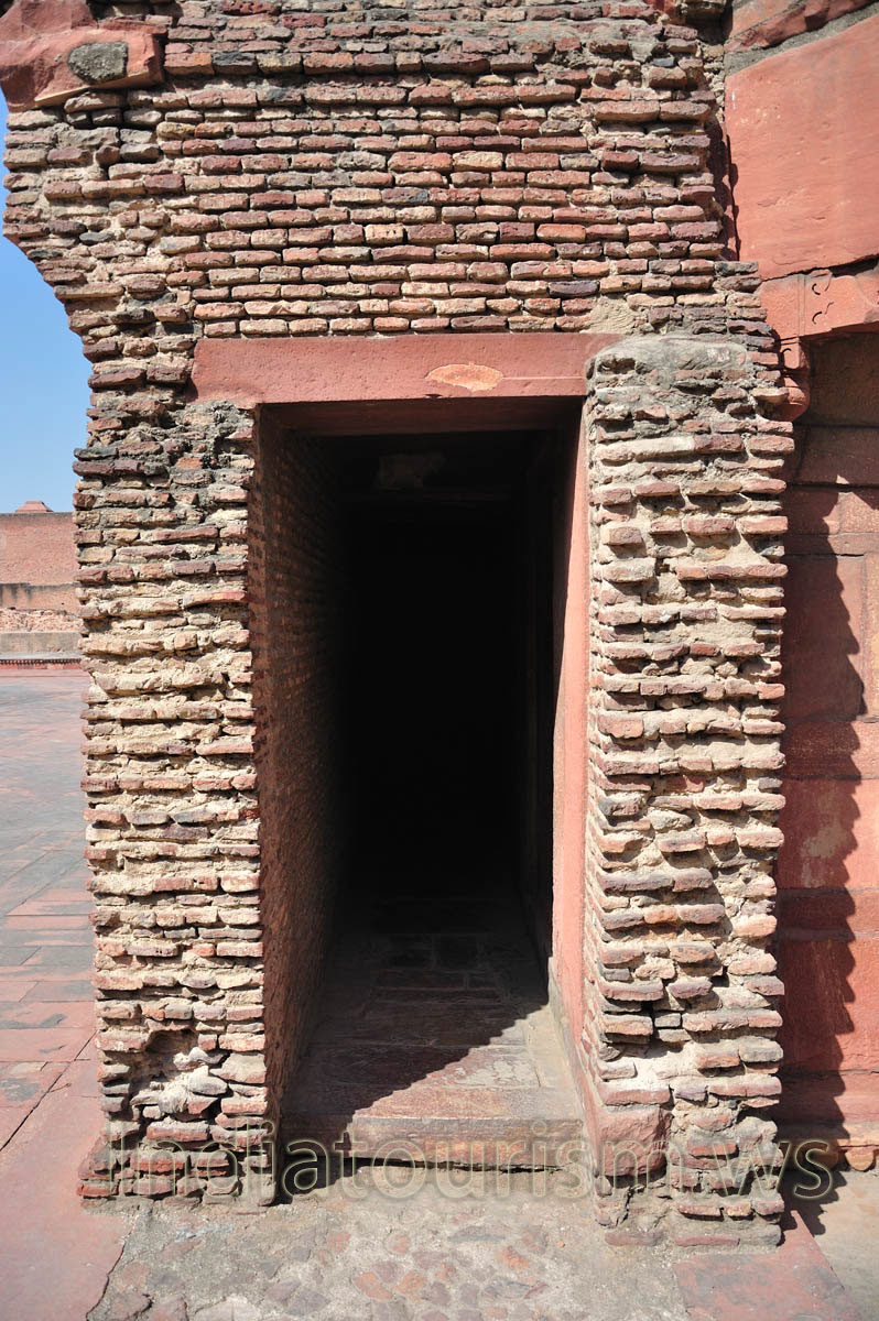 narrow and dark room of the Akbari Mahal
