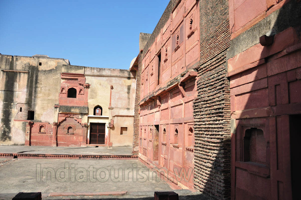 rear side of the Akbari Mahal