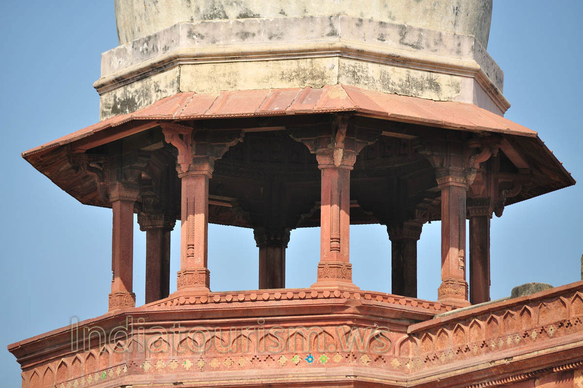 red octagonal chatri of the jahangiri palace