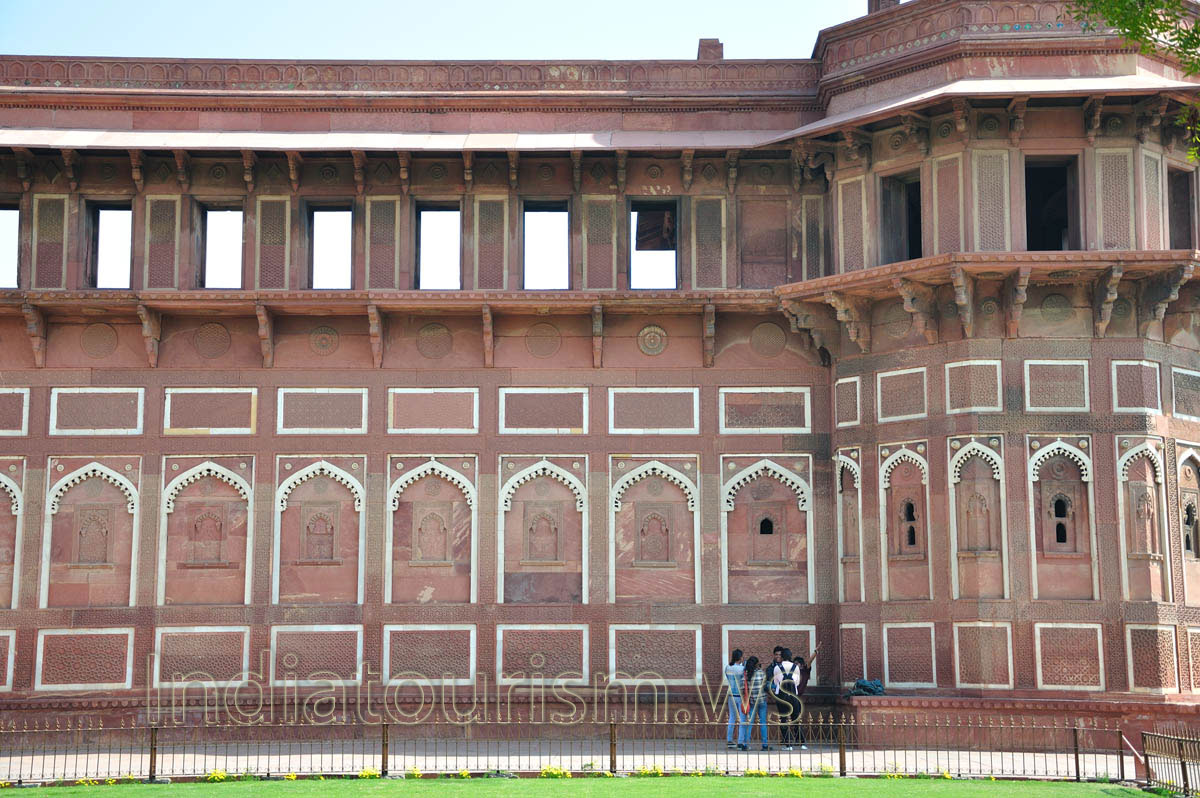 Jahangiri Mahal has intricate geometric patterns
