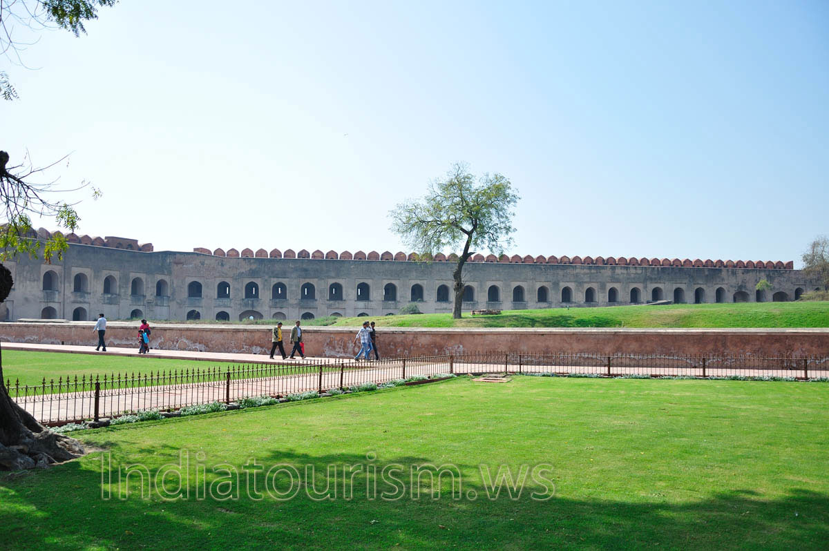 Green lawns before Shah Jahani Gate