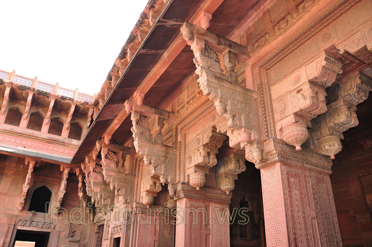 Jahangiri Mahal: interior view with brackets