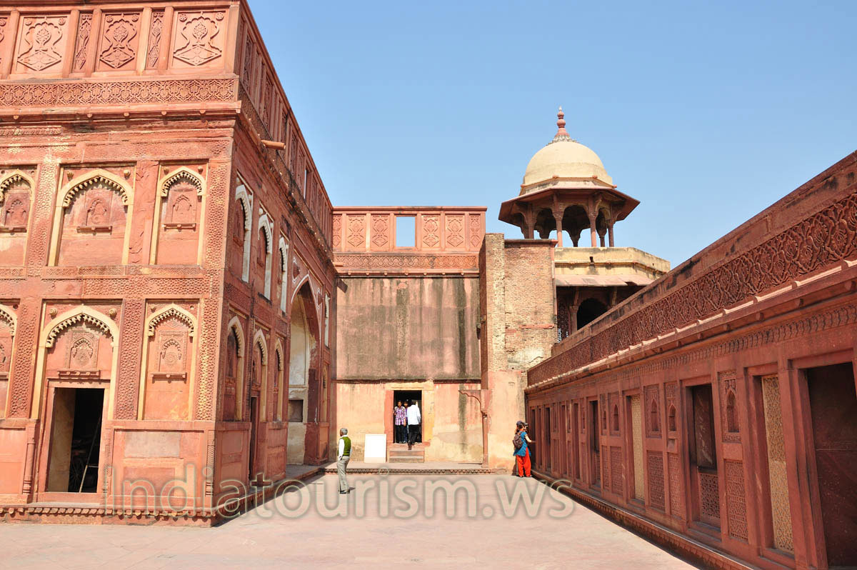Jahangiri Mahal: one of the two pillared chhatris