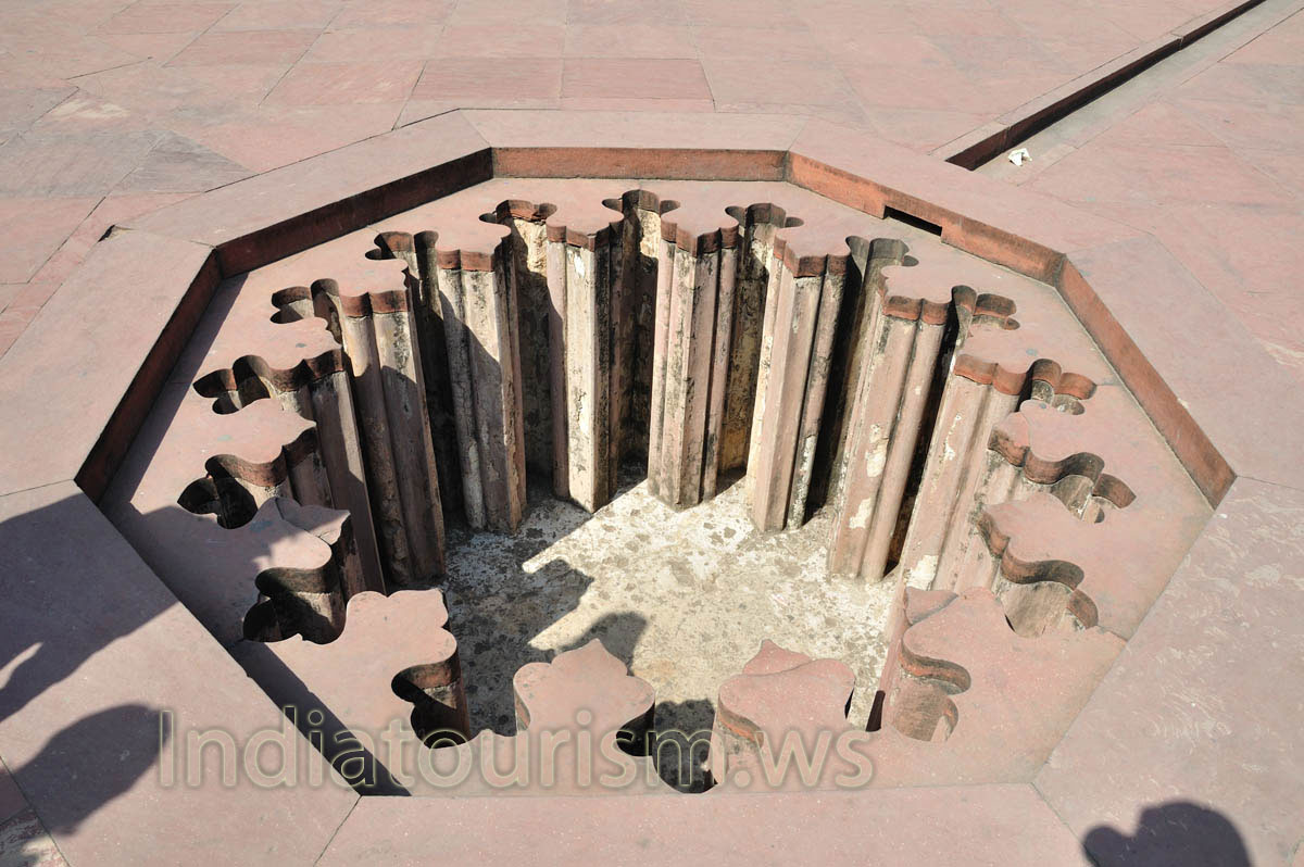 Jahangiri Mahal: hole into the floor