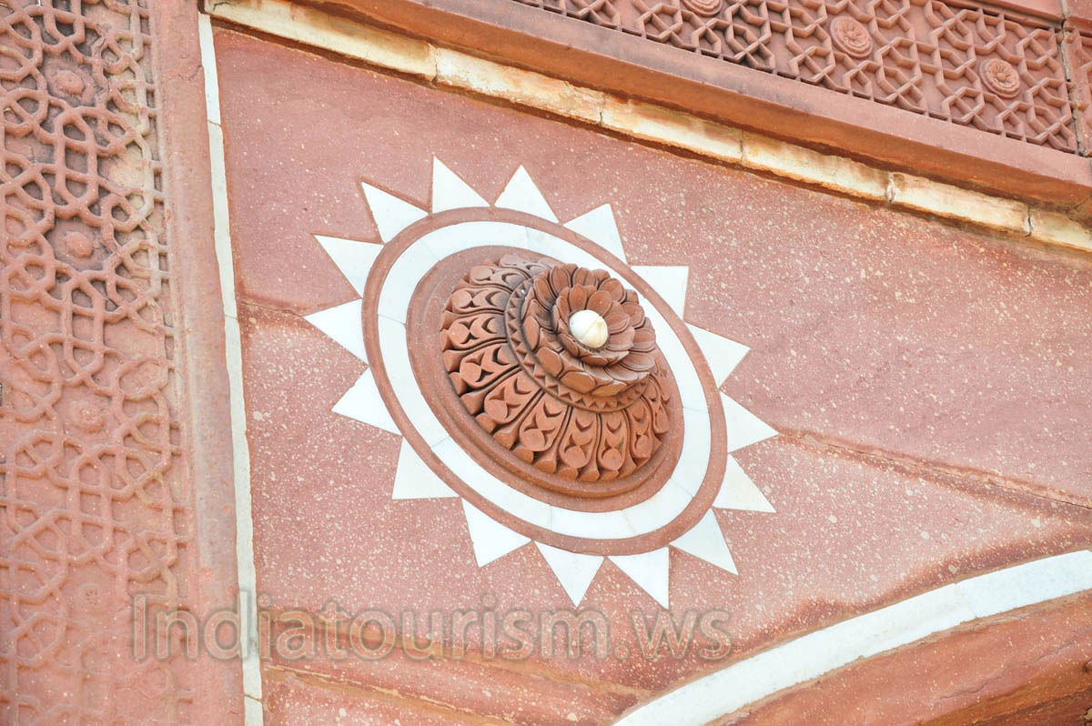 Jahangiri Mahal sculptured flower