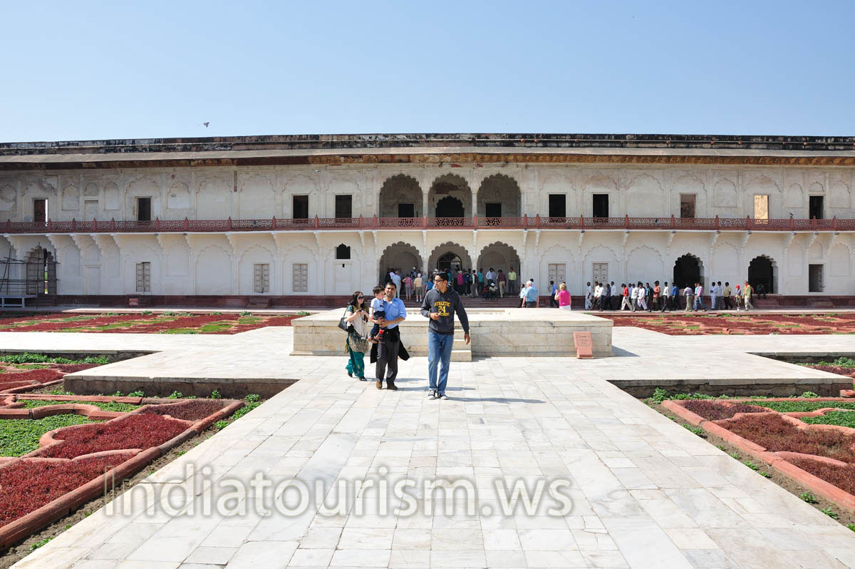 Anguri Bagh: marble paved platform with a small tank