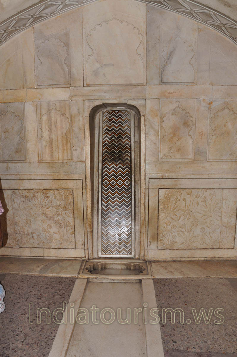 Agra Fort: water collector
