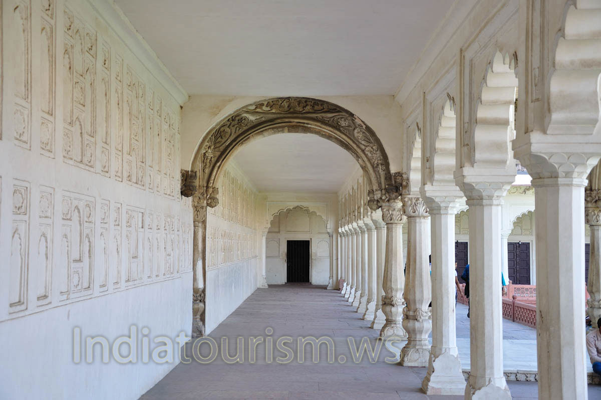 Machchi Bhawan: the marble balcony