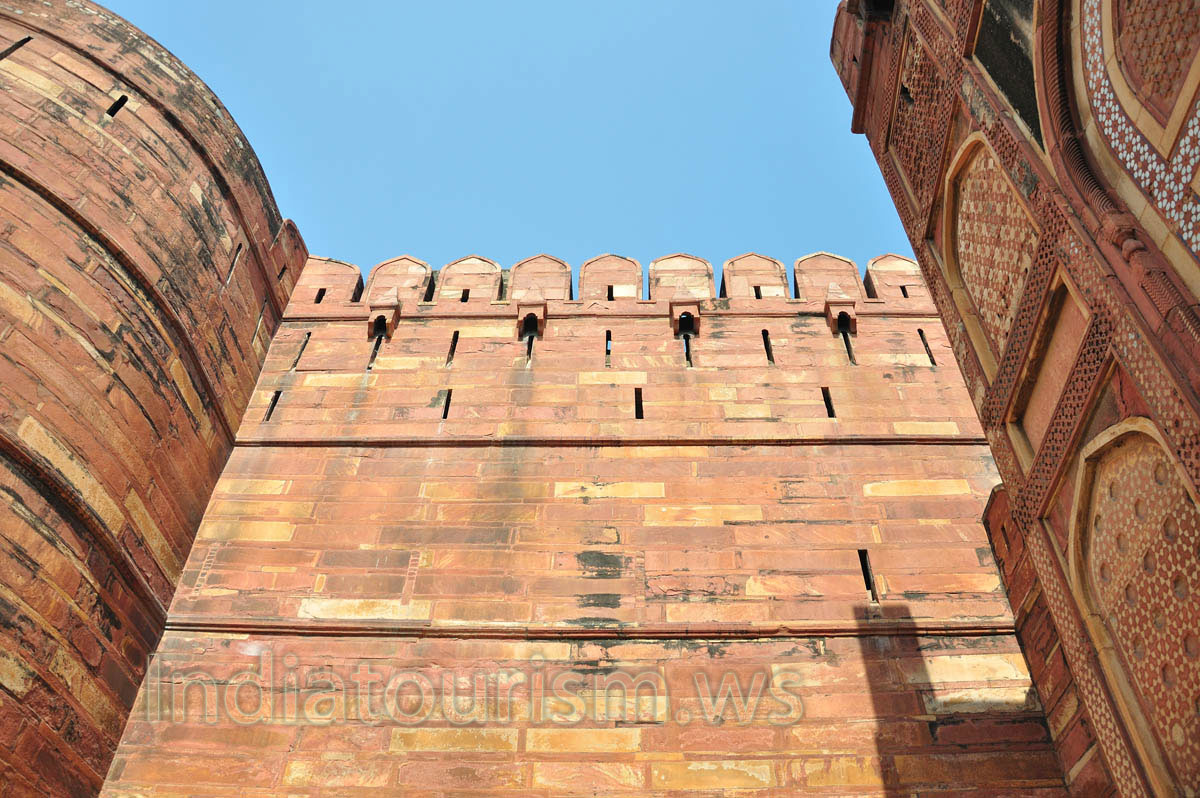 The wall goes to the heaven