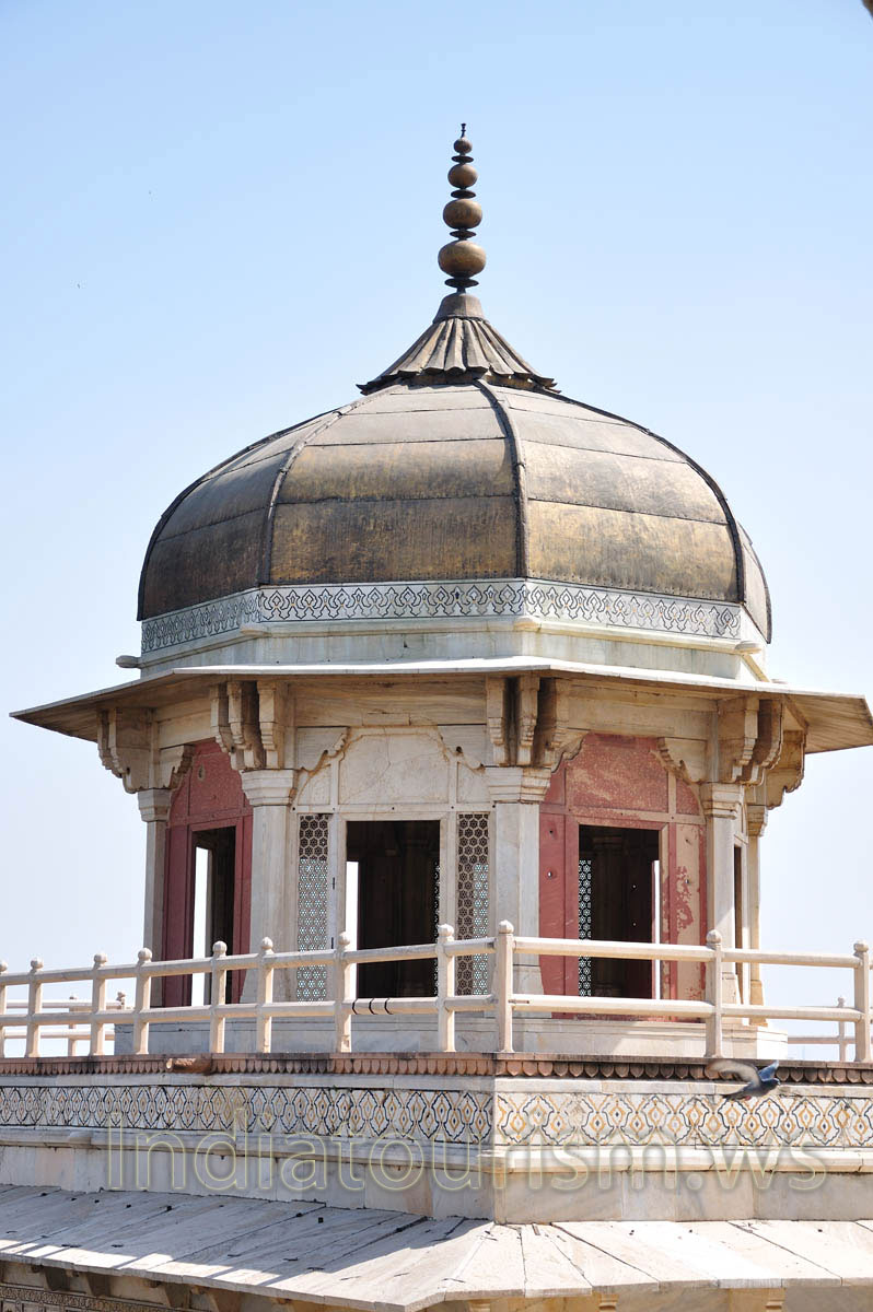 Octagonal chhatri of the Musamman Burj