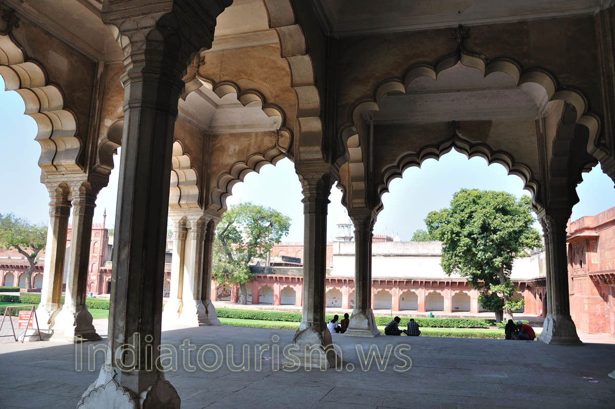 being in the shade of Diwan-i-Am
