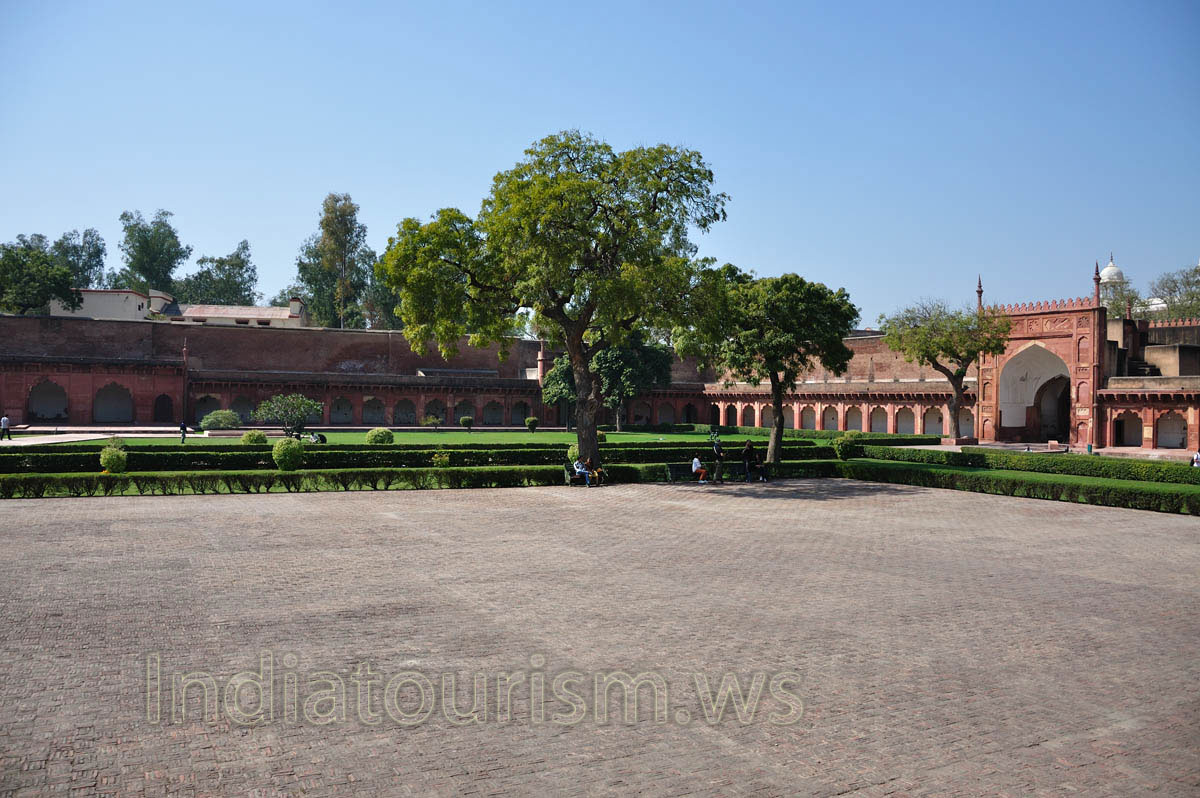 this square is close to Diwan-i-Am