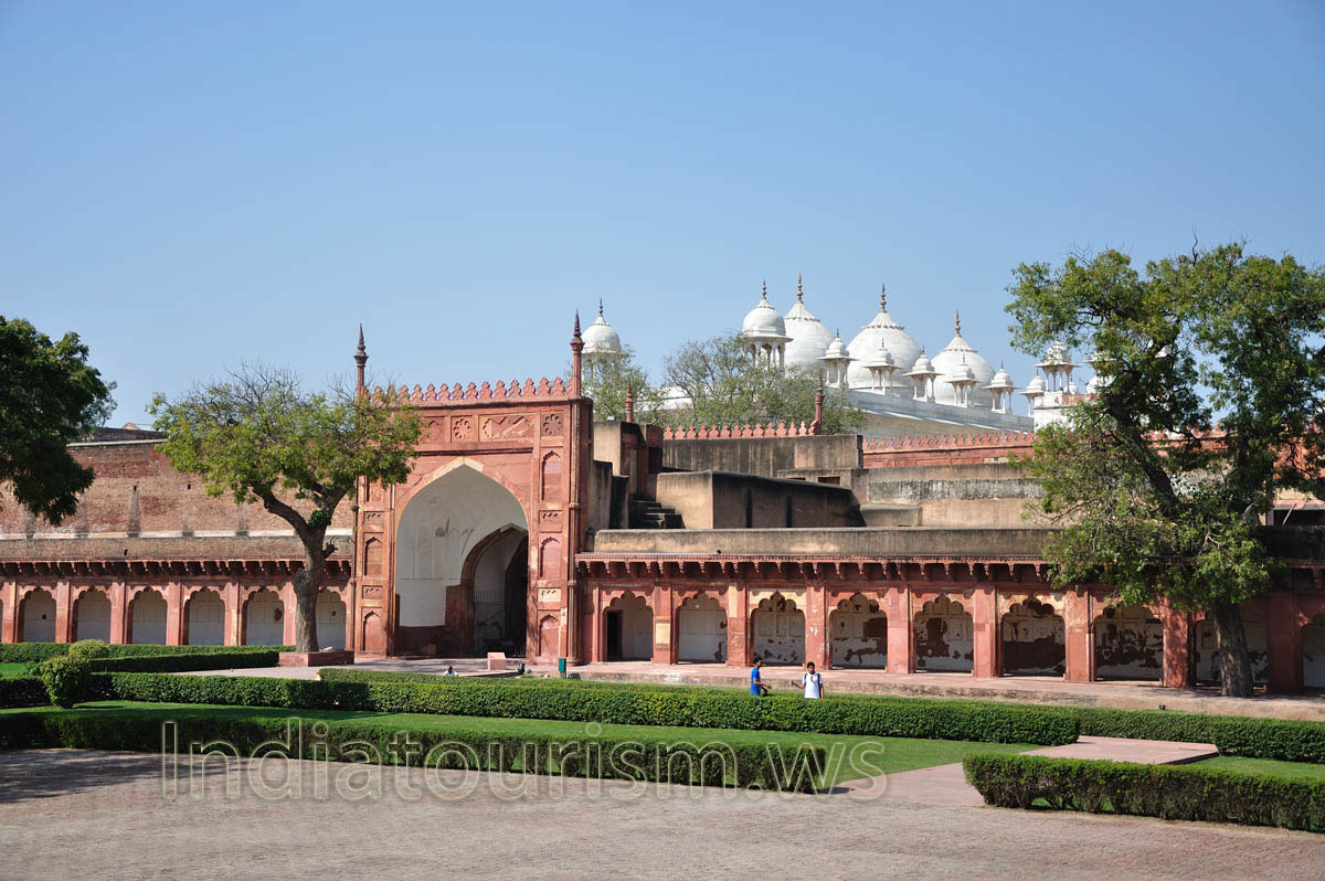 Moti Masjid as seen from Diwan-i-Am