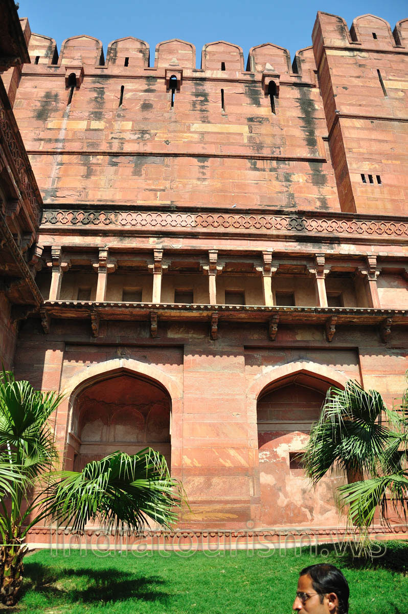 This wall connects the Second and Third Amar Singh gates