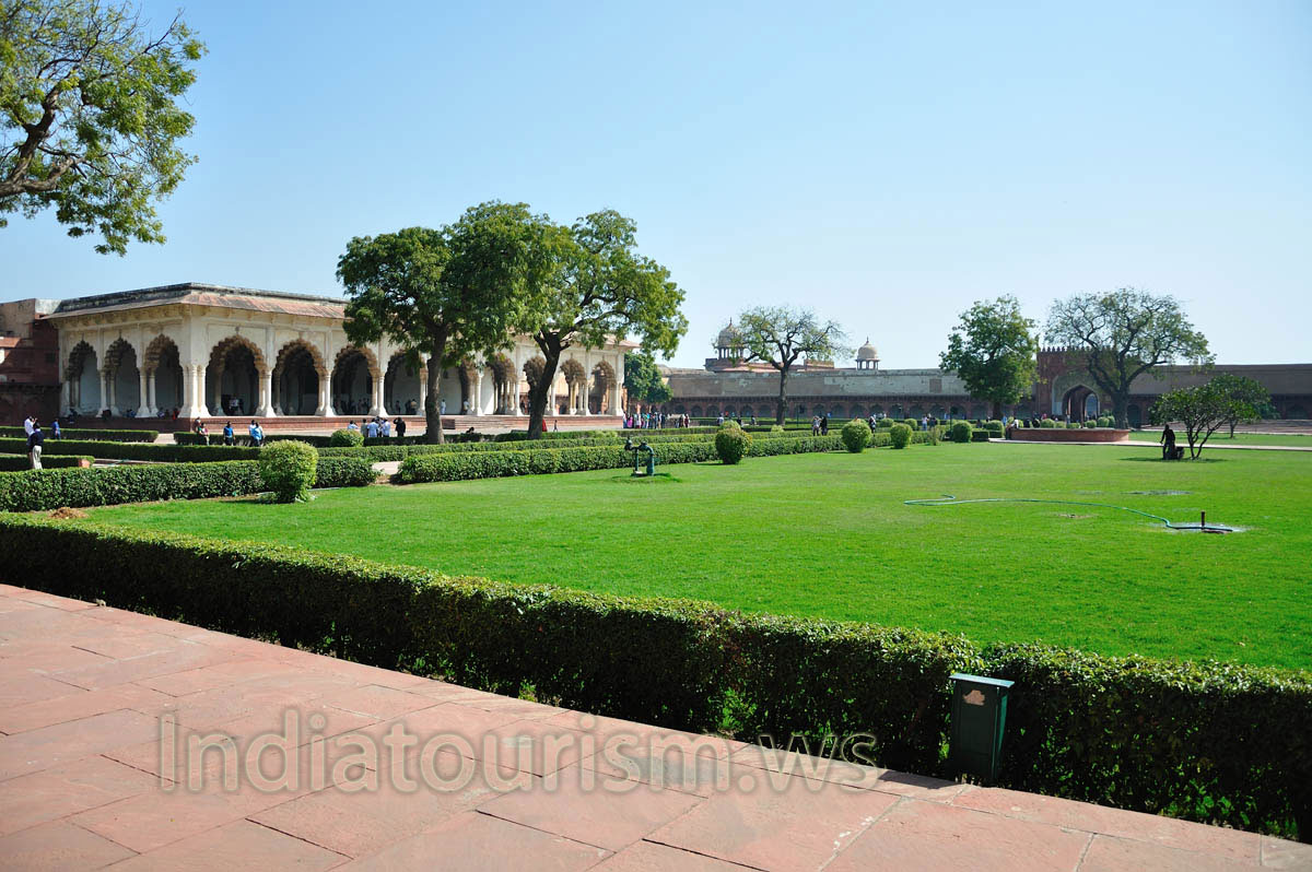 Diwan-i-Am green surroundings