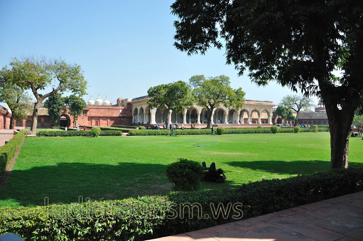 Diwan-i-Am and three domes of the Nagina Masjid