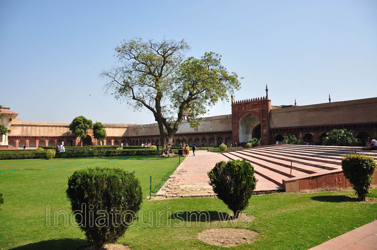 Shah Jahani Gate as seen from Diwan-i-Am garden