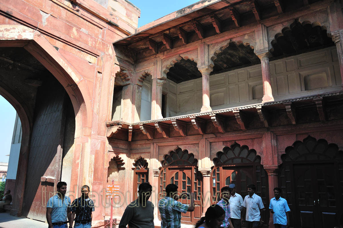 sunlight fills the inner space of Shah Jahan Gate