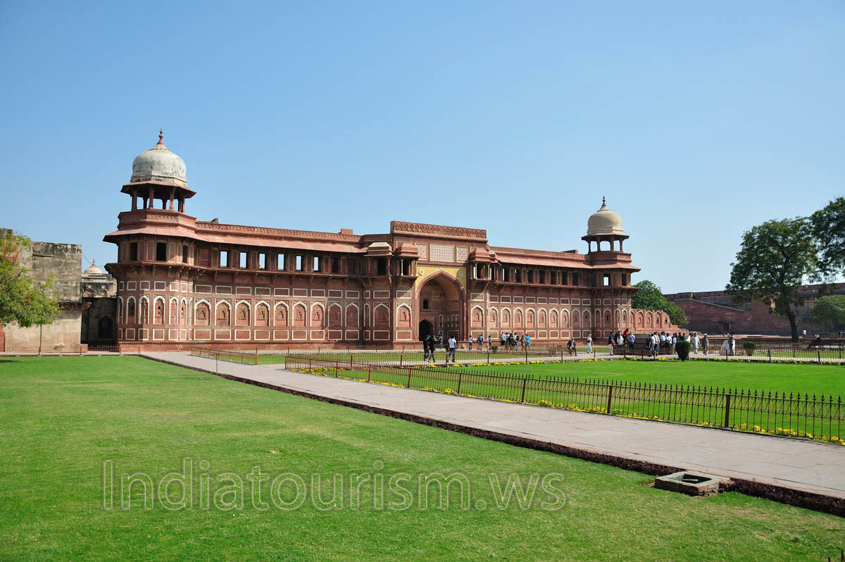 Jahangiri Mahal immersed in greenery