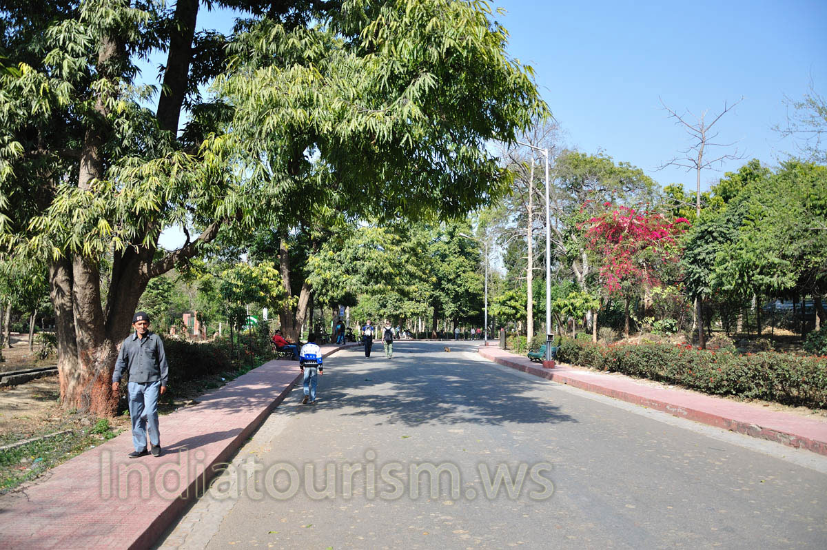 Walking lane to the Taj Mahal