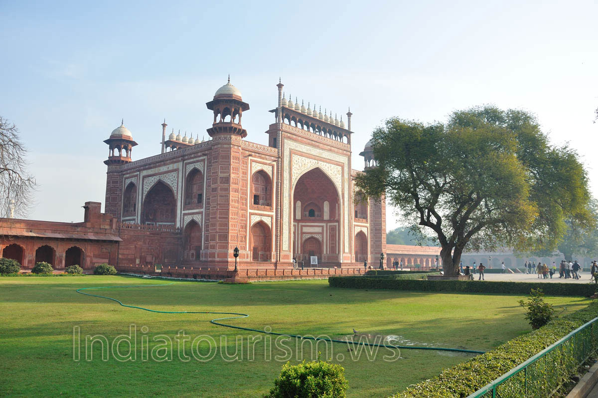 Green lawn before the Great gate (Darwaza i rauza)