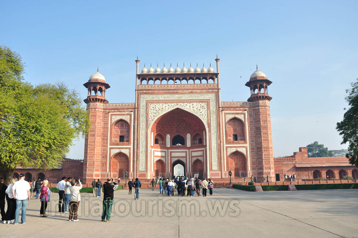 The Darwaza is the main entrance to the Taj Mahal