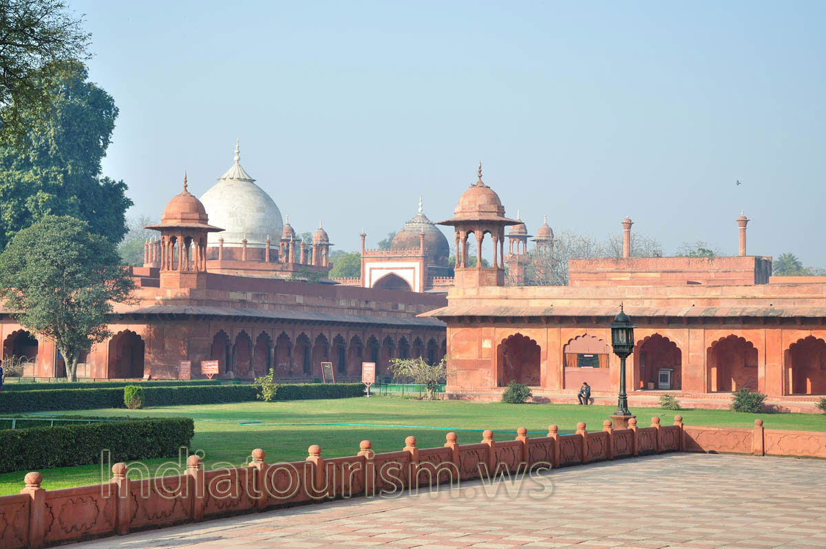 This square with buildings is found between Darwaza and West Gate