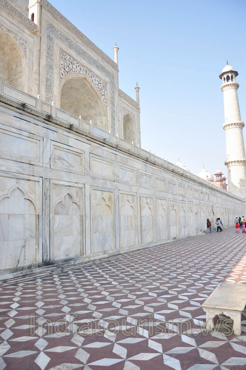 Close northern view of the Taj Mahal