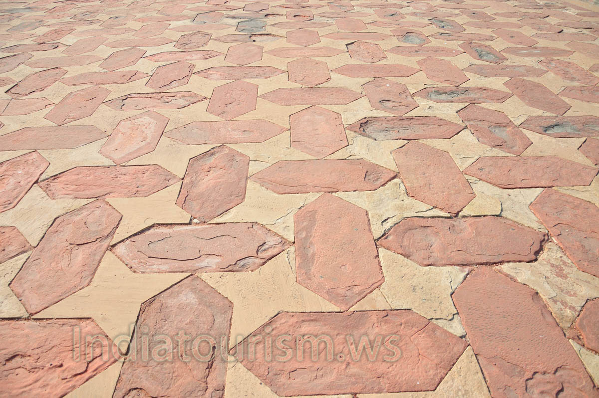 Plinth on the square before the Taj Mahal mosque