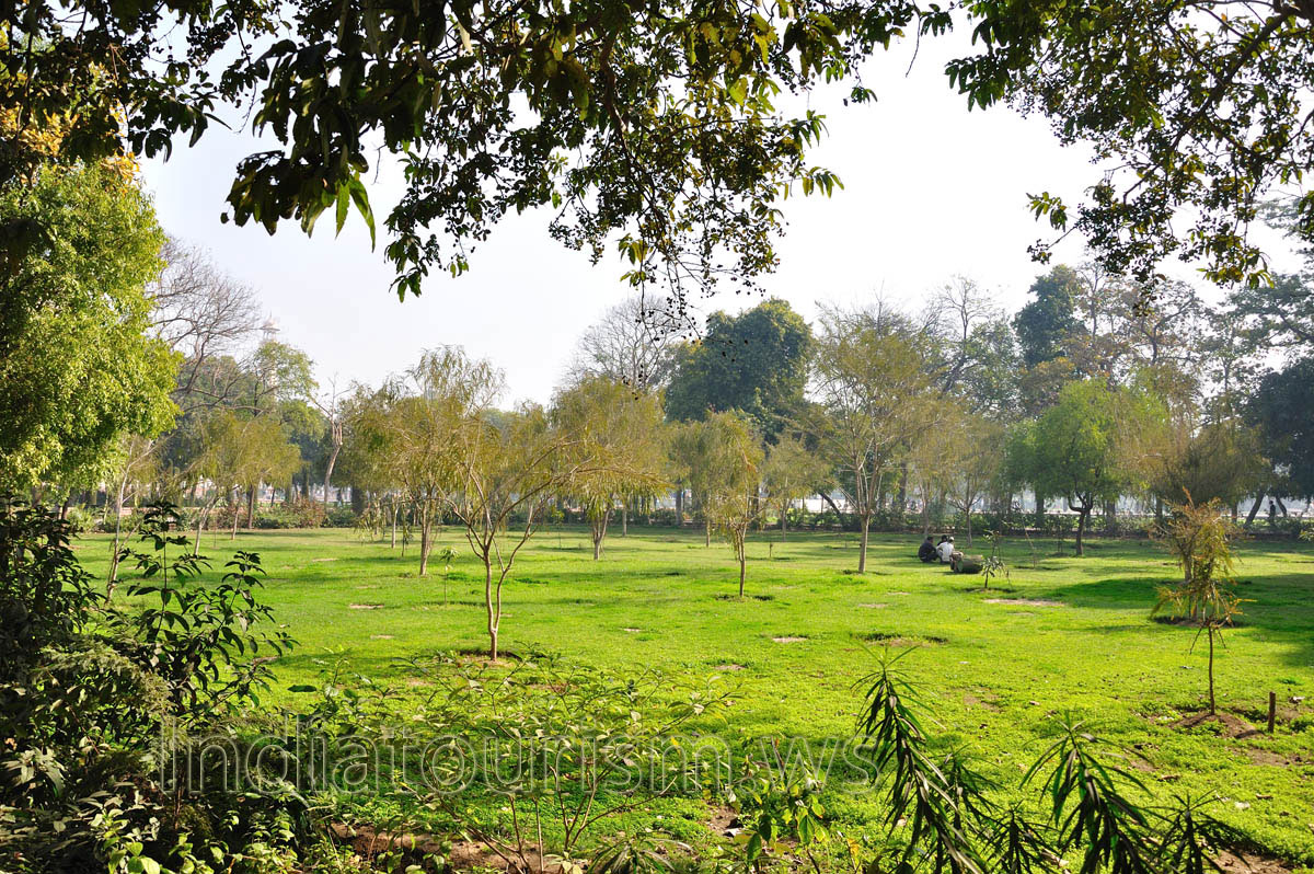 This territory is found between the exterior walls and the Charbagh